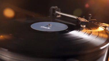 Bir vinil kayıt ile Turntable oynuyor