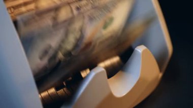 Birçok dolar banknotları bir para sayma makinesi sayılır.