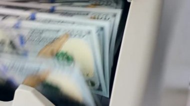 Bankadaki özel bir makinede sayılan banknotların sheaf'ı.