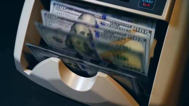 Een teller werkt met dollar rekeningen en berekent deze. — Stockvideo