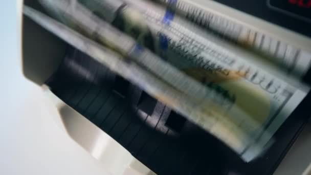 Bankovky se pohybují uvnitř inventurního stroje v bance. — Stock video