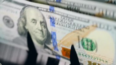 Bankadaki kağıt paraları kontrol ediyor..