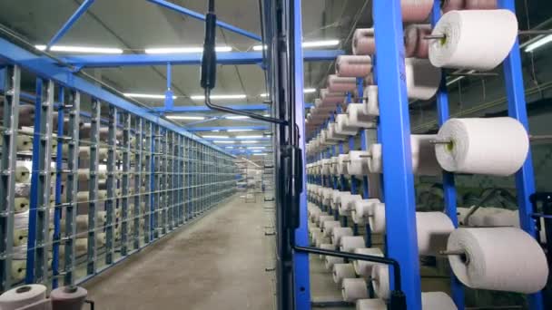 Usine de vêtements locaux avec bobines de couture — Video