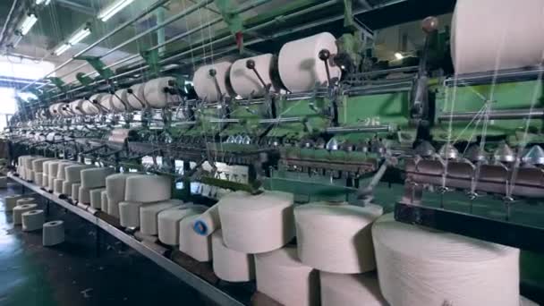 Dikiş makinesi bobinlerden gelen iplikleri gevşetiyor — Stok video