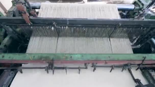 Тканина робиться на ткацькому верстаті — стокове відео