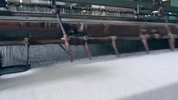 Darning mekanism skapar tyg — Stockvideo