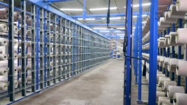 İşleyen makinelerle terzilik ünitesi