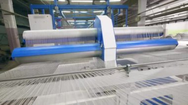 Dikiş iplikleri terzilik mekanizması boyunca gerilmiş oluyor