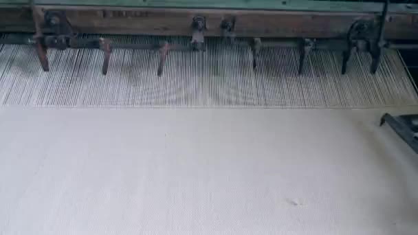 Machine d'usine est couture tissu blanc — Video