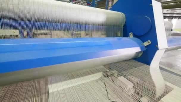 Платья ткацкие станки плетут белые нити — стоковое видео