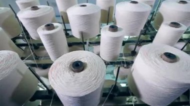 Terzilik bobinleri beyaz ipliklerle dönüyor
