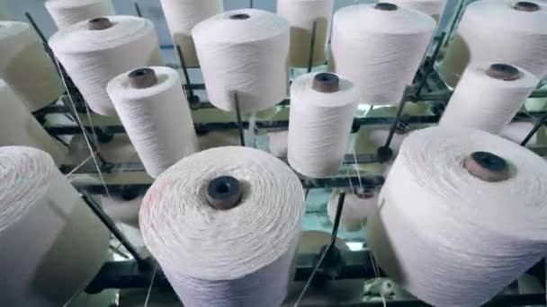 Tailoring bobbin yang berputar dengan benang putih — Stok Video