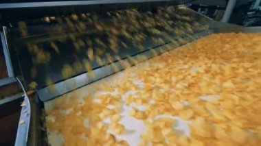 Kızarmış cips bir gıda fabrikasında hareketli bir çizgi üzerine alıyorum.