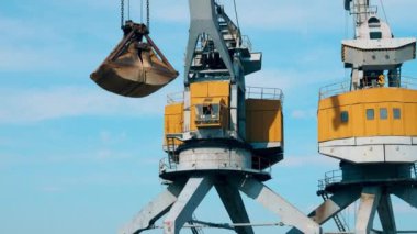 Sanayi makinesi kovasını açıp moloz döküyor