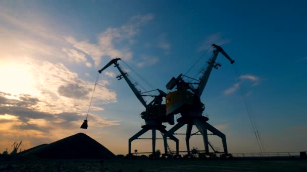 Paisaje al atardecer con dos excavadoras reubicando escombros — Vídeo de stock