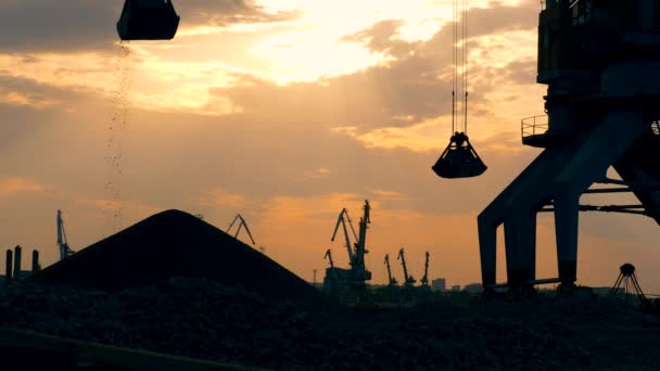 Lugar industrial al atardecer con grava transportada — Vídeo de stock