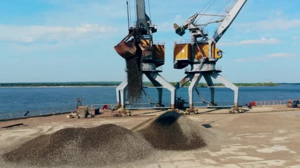 La grava se está reubicando mecánicamente en la orilla del río — Vídeo de stock