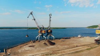 İki ekskavatör moloz deplasman ile Waterscape