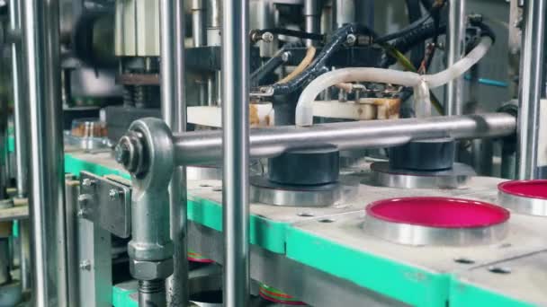 Machines die werken met plastic containers, waardoor deksels. — Stockvideo