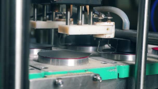 Metalen apparatuur die werkt met plastic containers in een levensmiddelen fabriek. — Stockvideo