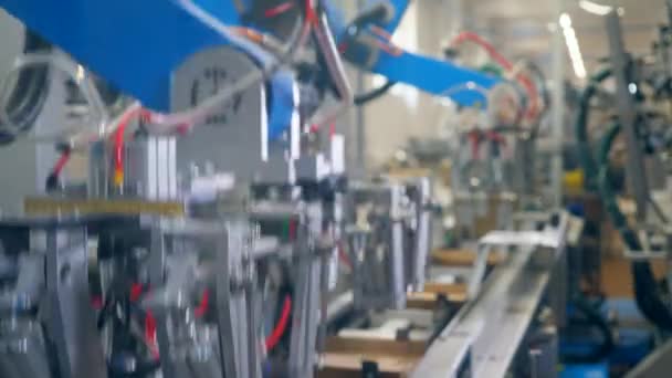 Programmiertes Gerät arbeitet mit Kartons auf einem Förderband in einem Werk. — Stockvideo