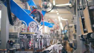 Otomatik cihaz karton ile çalışır, bir konveyör kutuları yapma.