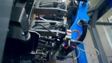 Fabrika cihazları hareketli bir konveyör üzerinde karton ile çalışır.