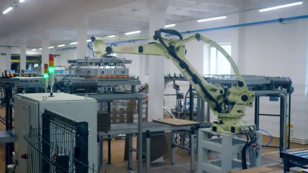 Robotic machine neemt stapels met dozen en verplaatst ze in een magazijn. — Stockvideo