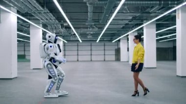 Android ve bir kız kucaklama, birbirlerini selamlama ve konuşma.