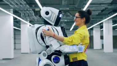 Bir droid bir kadınla dans eder, onunla konuşurken..