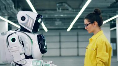 Kişi ve modern droid dokunmatik eller, bir odada ayakta.