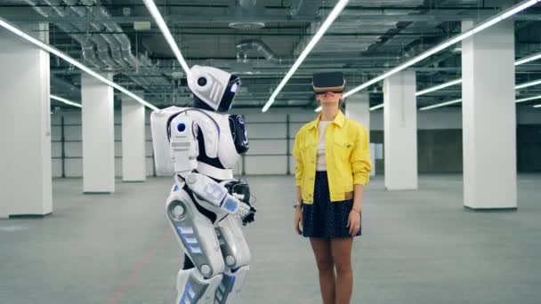Mujer lleva gafas VR mientras un droide toca su mano . — Vídeos de Stock