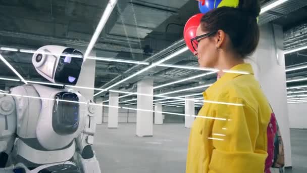 Mosolygó személy ad sok léggömb automatizált Cyborg. — Stock videók