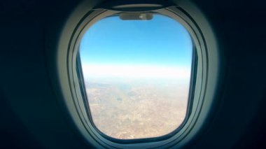 Kara uçak porthole görülür