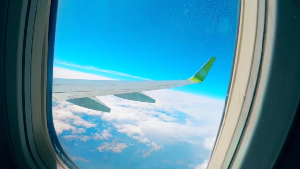 Небо и крыло самолета видно из окна — стоковое видео
