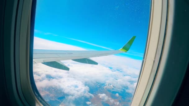 Ventana de un avión con un ala — Vídeos de Stock