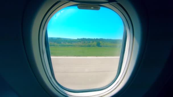 Vista desde la ventana de un avión durante el despegue — Vídeo de stock