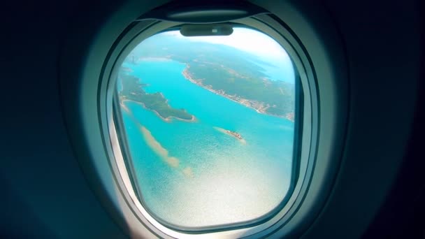 As ilhas e o mar mostrados da janela do avião — Vídeo de Stock