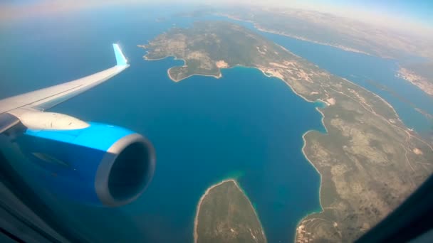 Land and water are seen from the airplane — Stock Video