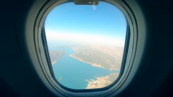 Islas y agua mostrada desde una ventana de avión — Vídeos de Stock