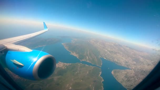 Omringende landschap en turbine gezien vanuit het vliegtuig — Stockvideo