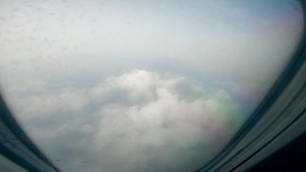 Nubes densas se ven desde la ventana del avión — Vídeos de Stock