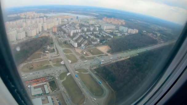 Вид из окна самолета на город — стоковое видео