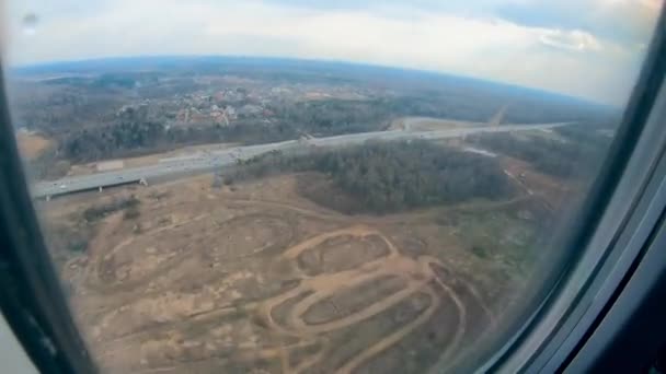 Landing van een vliegtuig getoond uit zijn Patrijspoort — Stockvideo