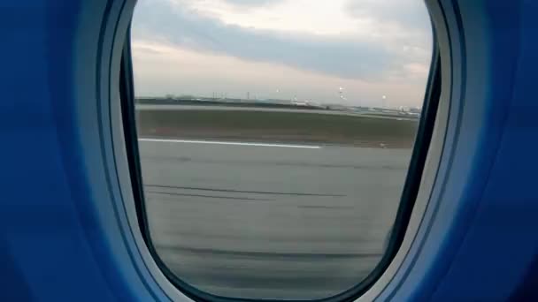 Ventana de una aeronave con el despegue que se muestra — Vídeos de Stock