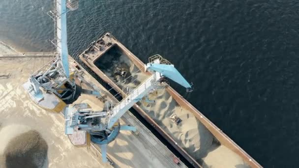工作的起重机将驳船卸下满载碎石的水. — 图库视频影像