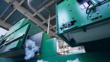 Modern makineler dokuma sızma kumaş fabrikasında çalışır, hareketli malzemeler.