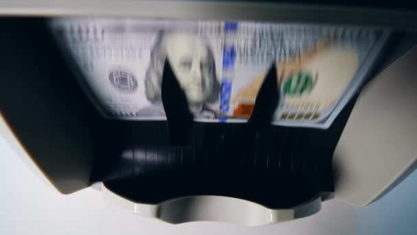 Gedrukt geld gecontroleerd in een telmachine bij een bank. — Stockvideo