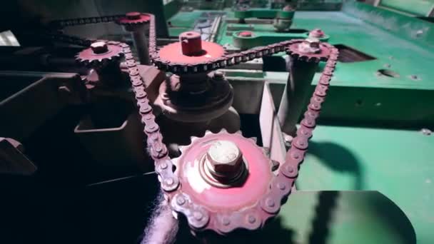 Engrenages tournant pendant qu'une machine d'usine fonctionne . — Video