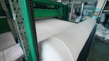 Endüstriyel konveyör bir makara içine sentetik kumaş rulo.